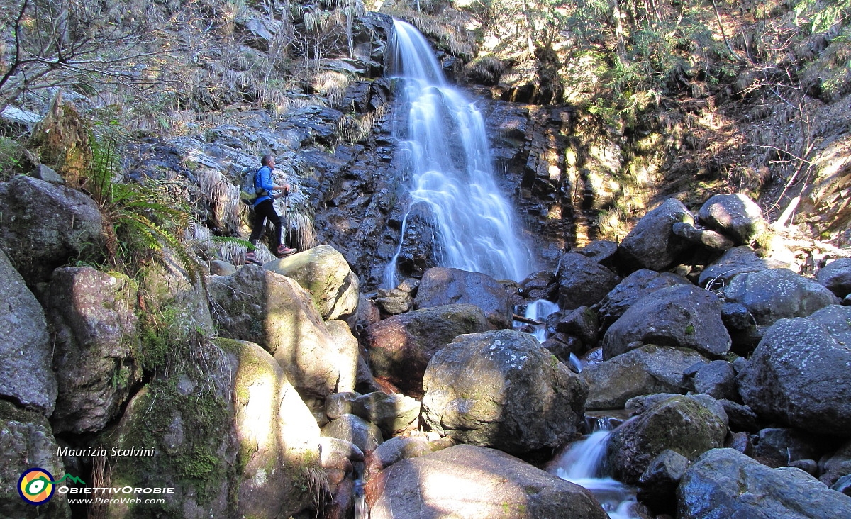 07 Mi ritrovo nella Val Serrada, sotto grandi cascate....JPG